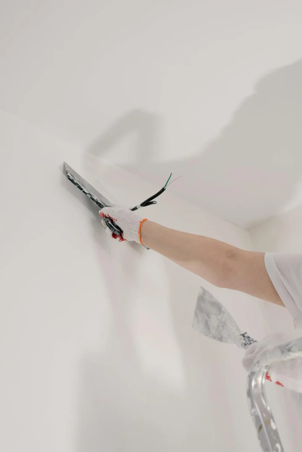 Préparation du mur, lissage à la spatule avant peinture, Bouchet Rondeau