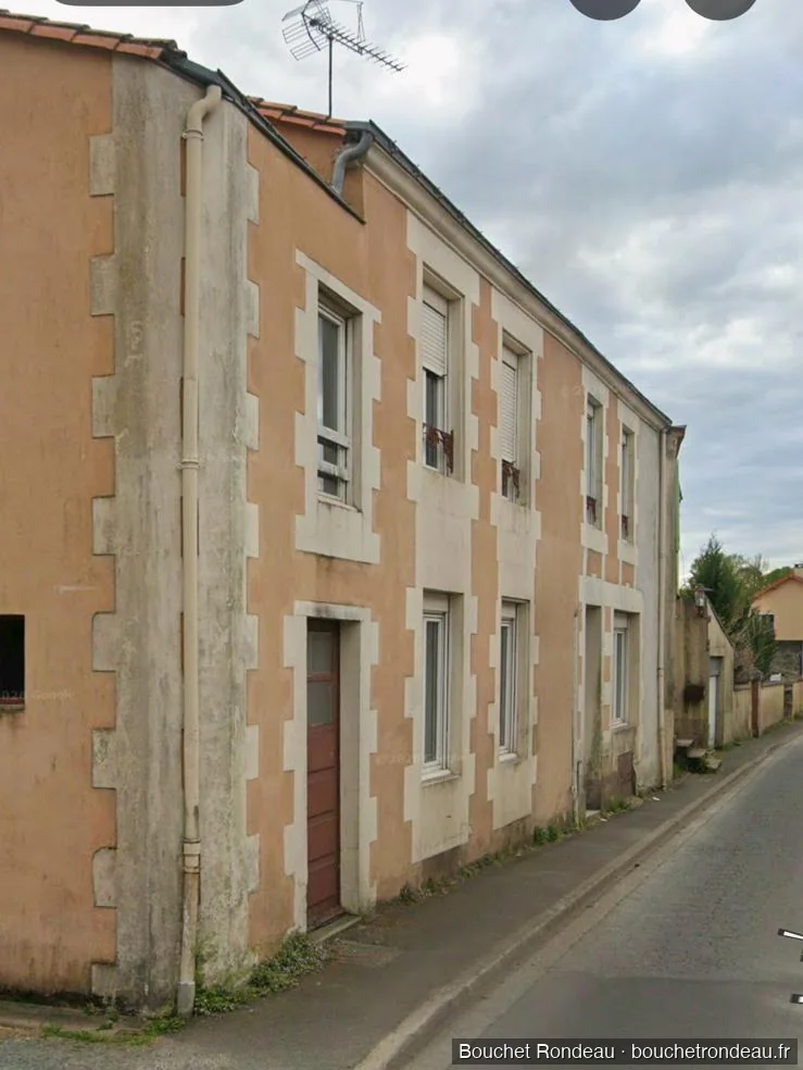 Façade rue avant ravalement à Chantonnay, maison de 1920 avec crépi orange usé