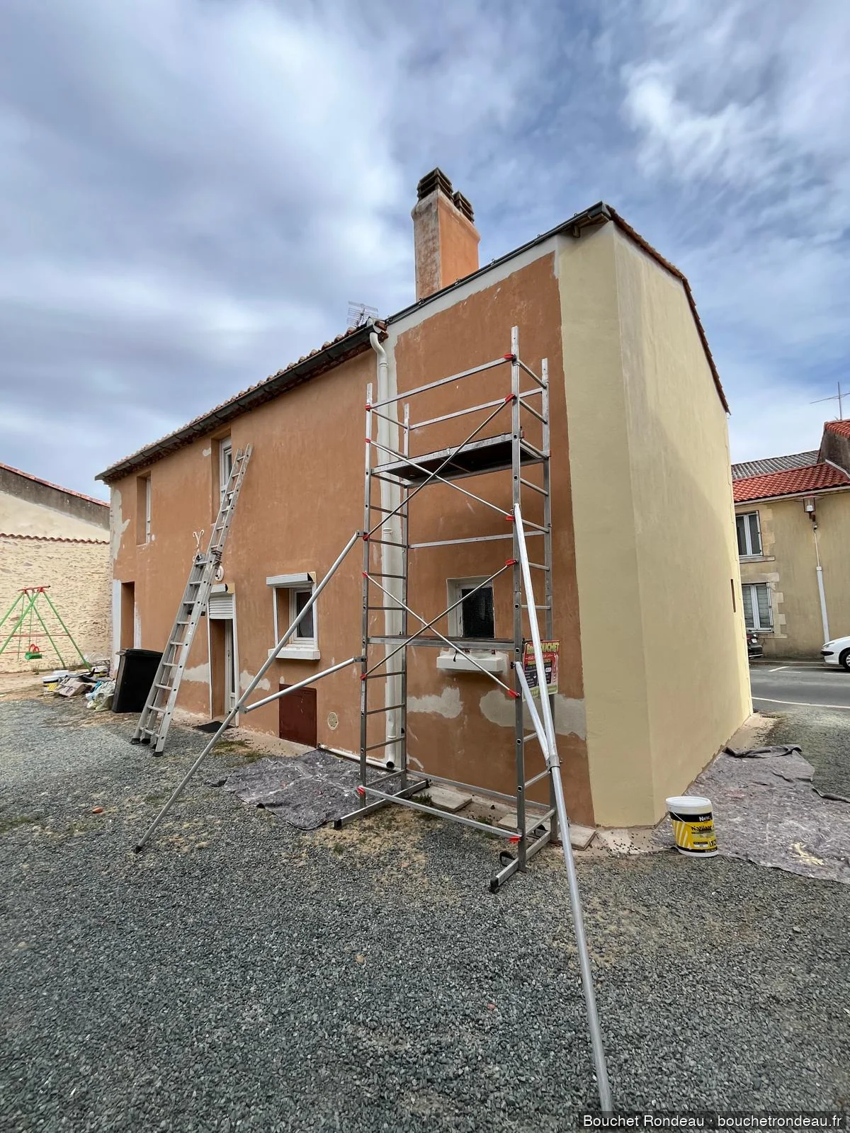 Chantier en cours avec échafaudage Bouchet Rondeau à Chantonnay