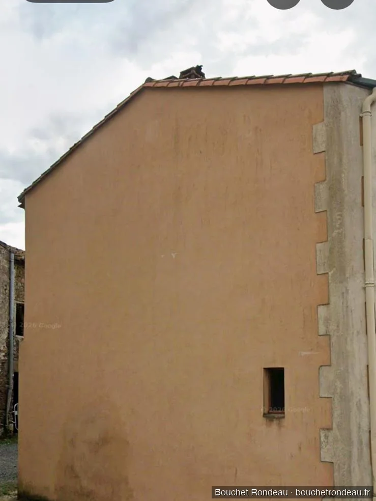Pignon aveugle avant ravalement, maison centenaire de Chantonnay
