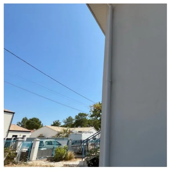 Vue large façade après pose gouttières neuves